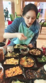 赵本山吃瓜烙馍视频播放,笑料十足，传统美食魅力无限
