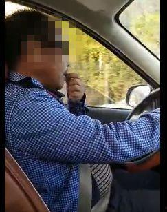 男子边开车边吃瓜视频,男子驾车途中竟边吃瓜边行驶