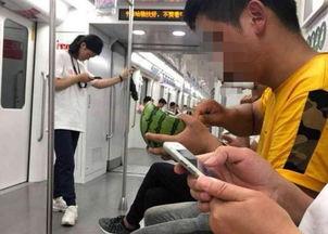 地铁群众吃瓜视频,揭秘都市生活百态