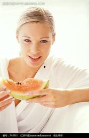 大美女吃哈密瓜图片视频,大美女与哈密瓜的夏日风情瞬间