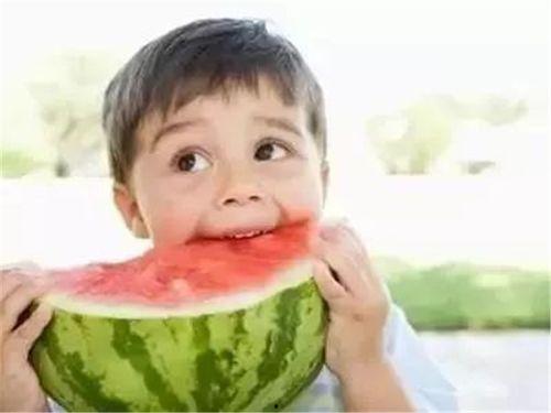 吃瓜没咽下去搞笑视频,网友直呼太搞笑