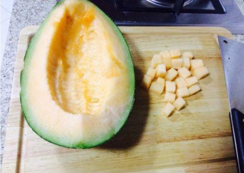 老猴吃哈密瓜的视频,老猴开怀畅享哈密瓜美味瞬间